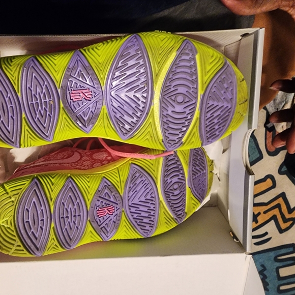 Nike Kyrie 5 “Patrick Star” is one of five sneaker collaboration with box - Picture 6 of 8